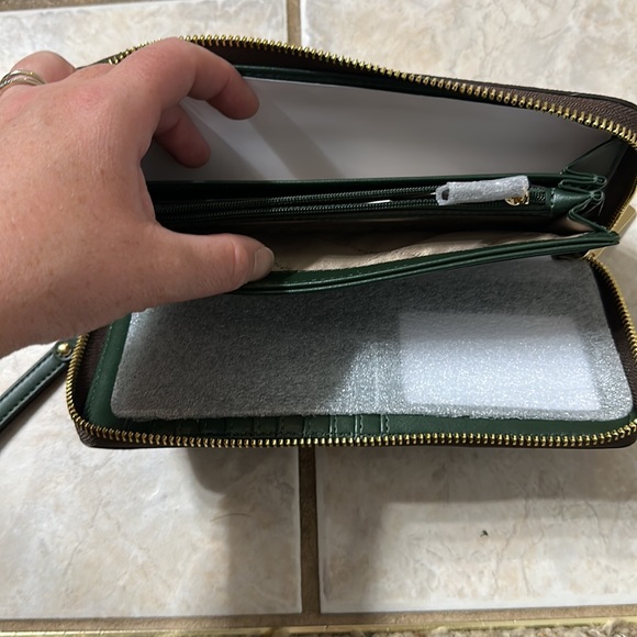 Michael Kors Center Stripe Lg Travel Continental Clutch
